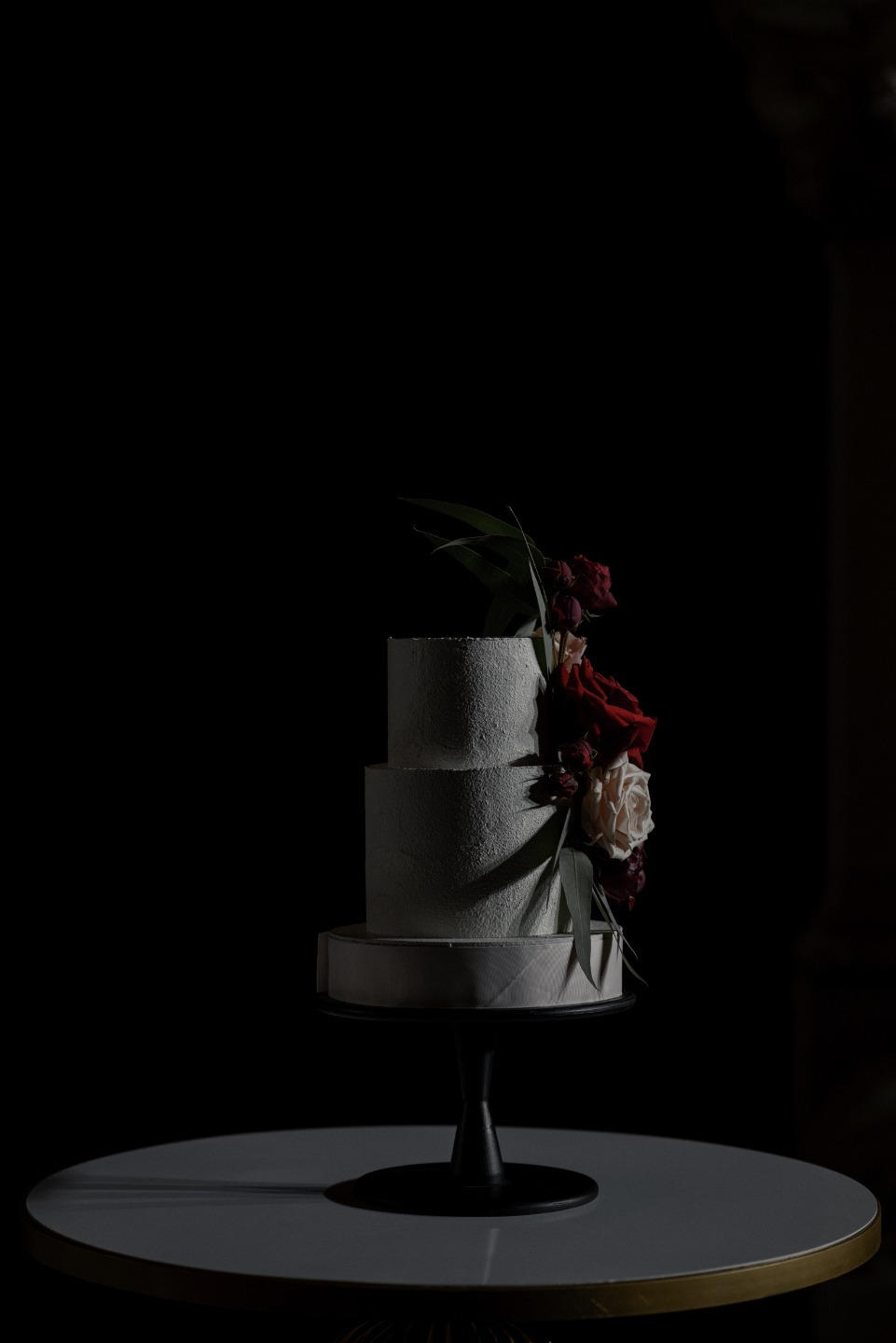 В тёмной гамме: камерная свадьба для самых близких