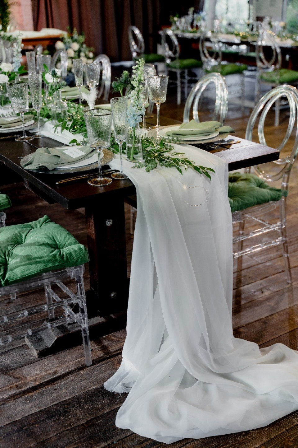 Лесная сказка свадьба в бело-зелёной гамме