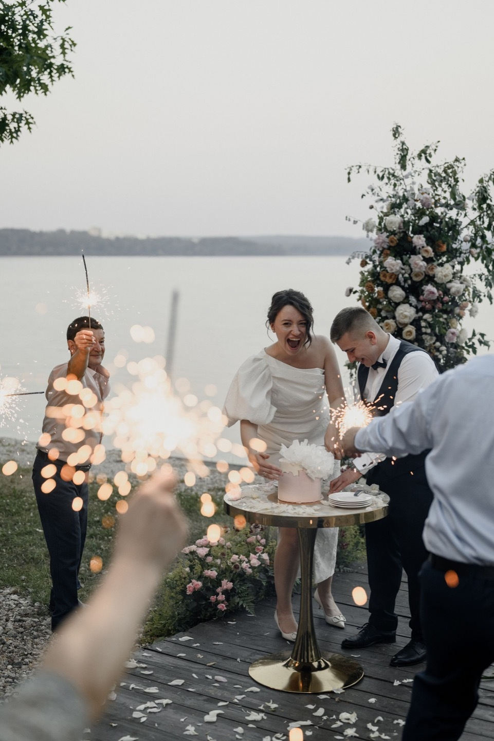 Элегантная камерная свадьба для 7 гостей на берегу озера