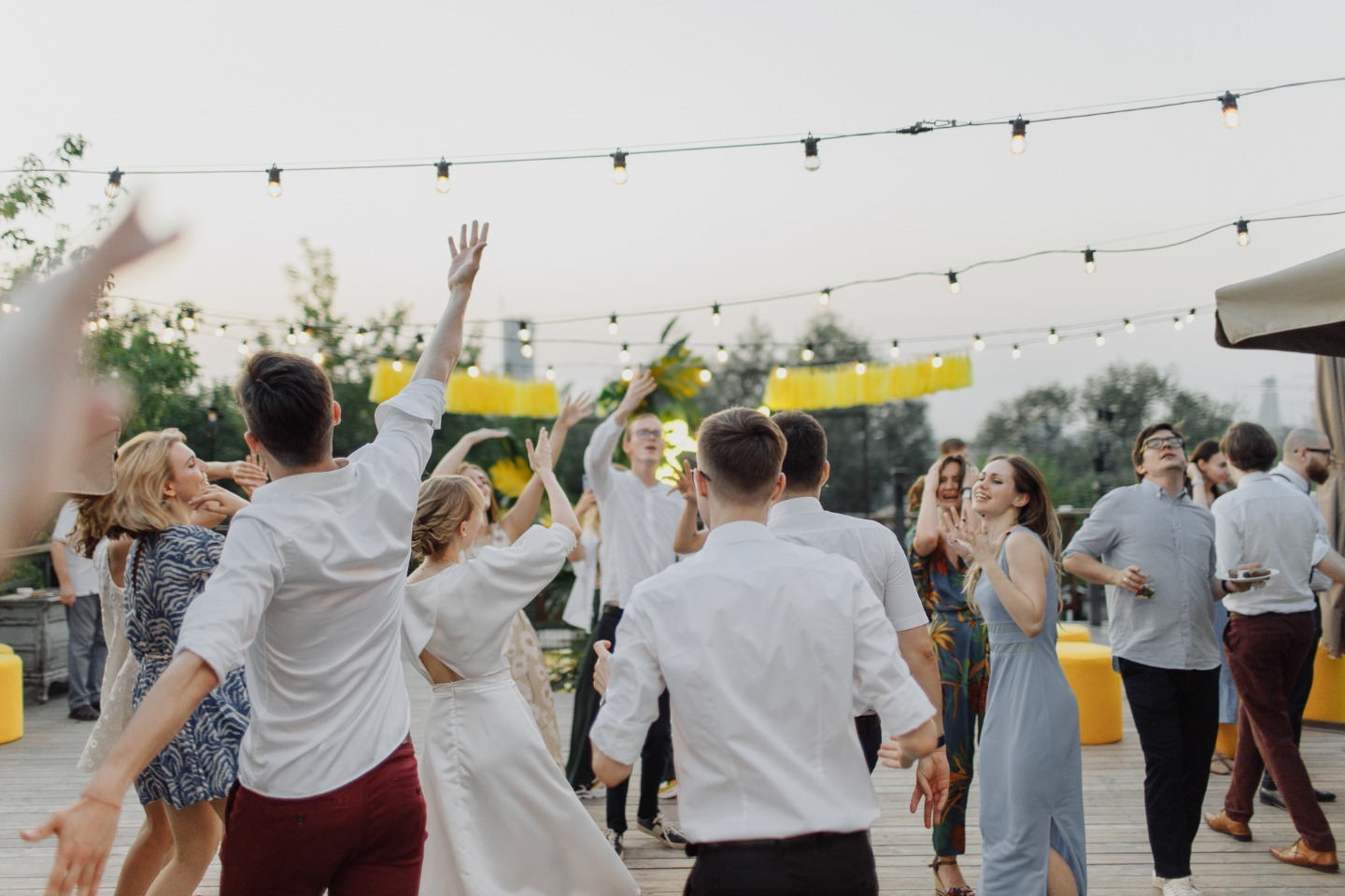 Танцы и джаз: свадьба-вечеринка в желтой гамме