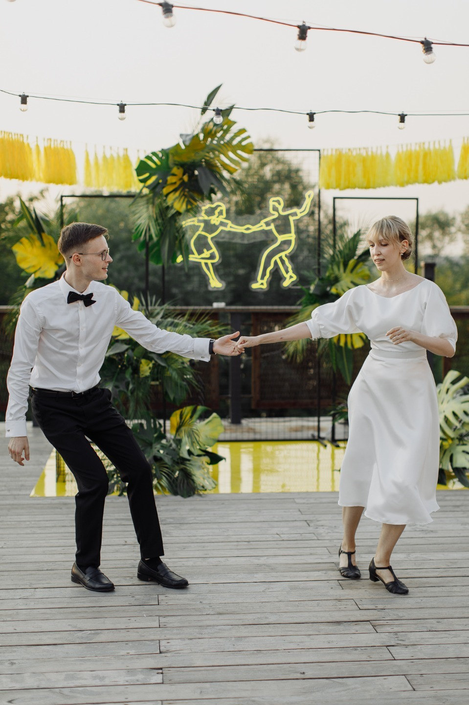 Танцы и джаз: свадьба-вечеринка в желтой гамме