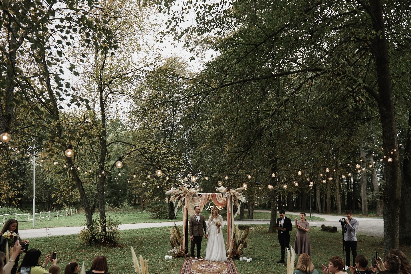 Уютная бохо-свадьба под открытым небом