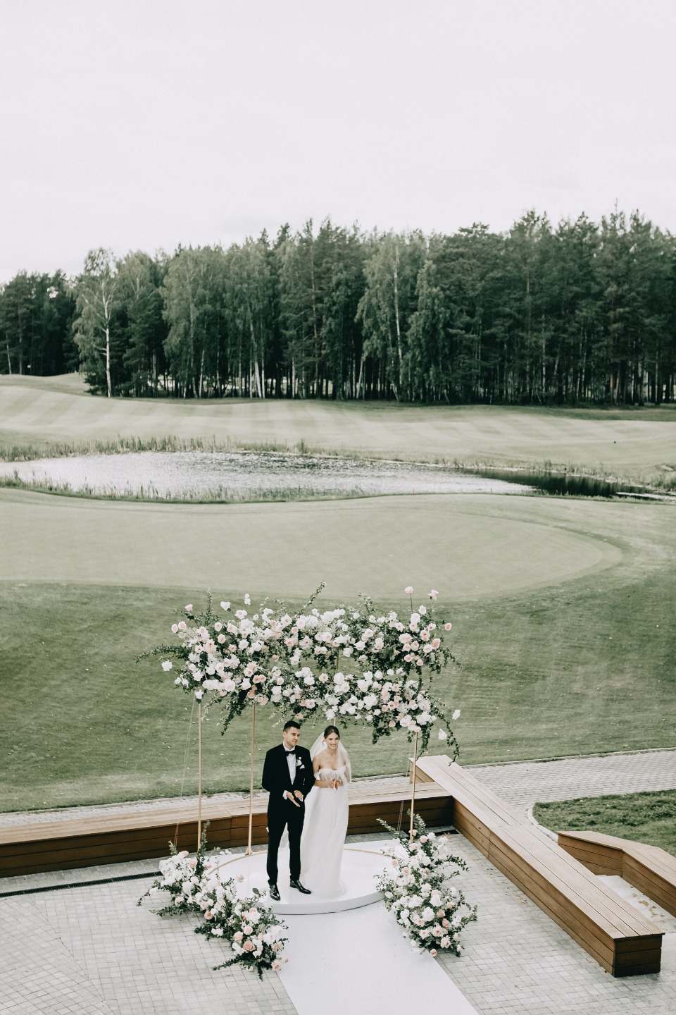 Светлая романтика: классическая свадьба в гольф-клубе