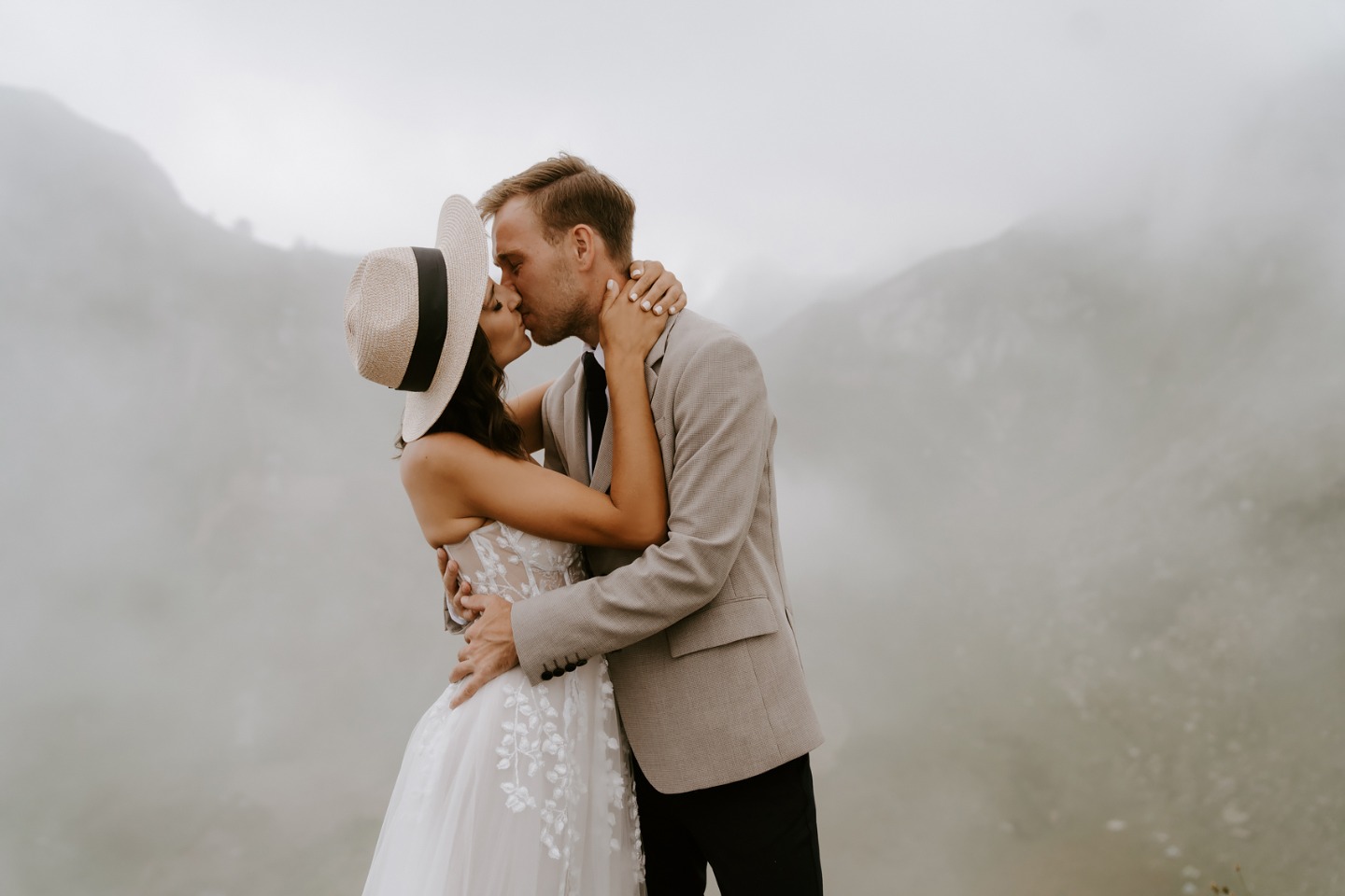 Свадьба в горах под открытым небом