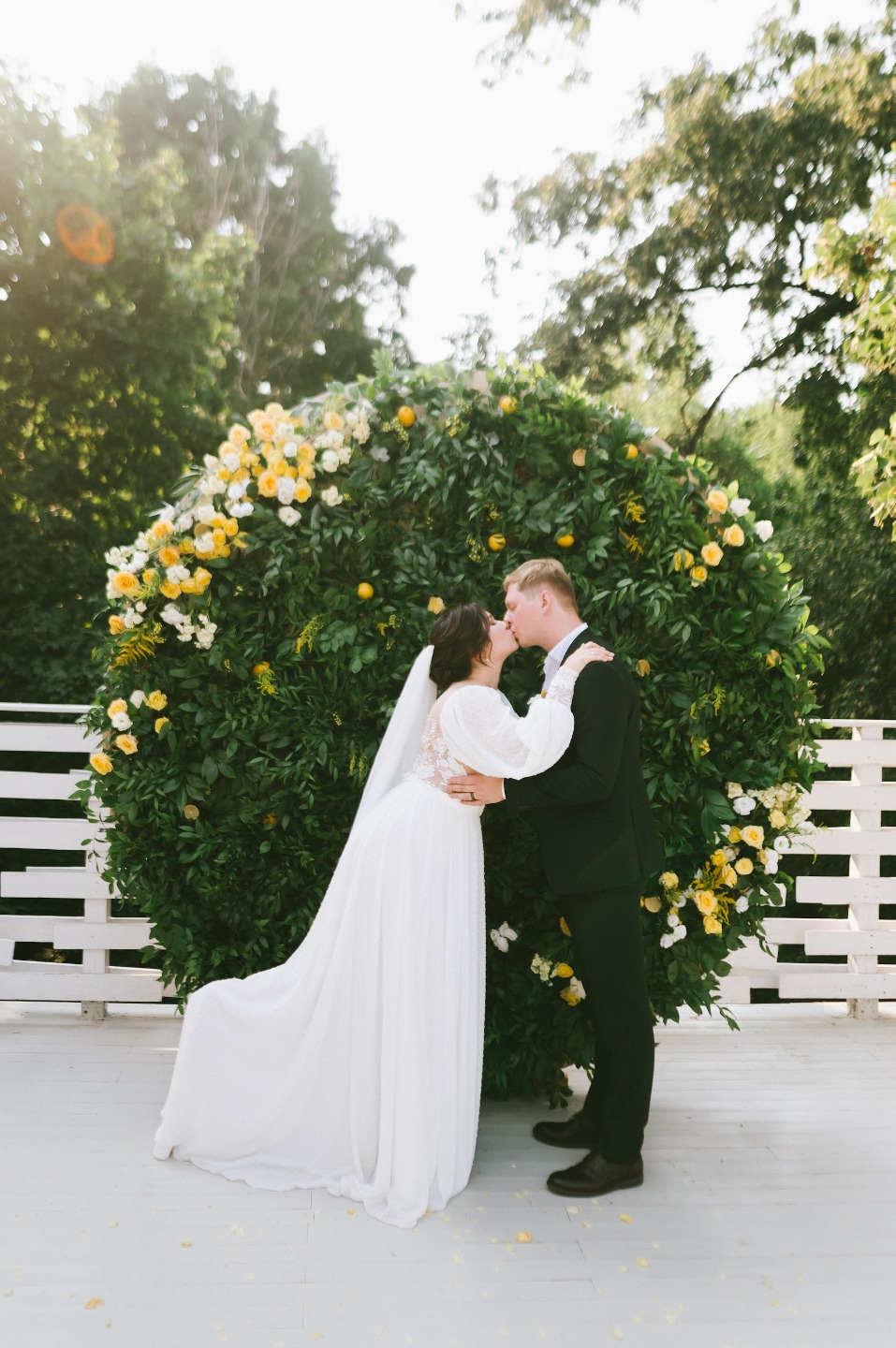 Солнце и любовь: летняя свадьба в желтой гамме
