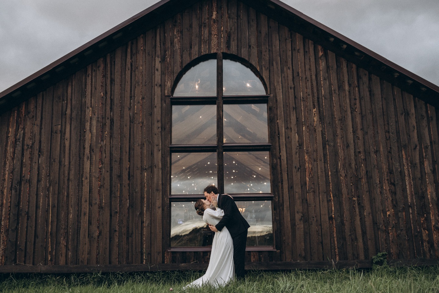 Рустик и любовь: уютная свадьба в амбаре