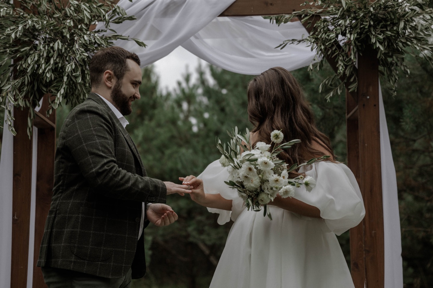 Очень счастливы вместе: душевная и уютная свадьба на веранде
