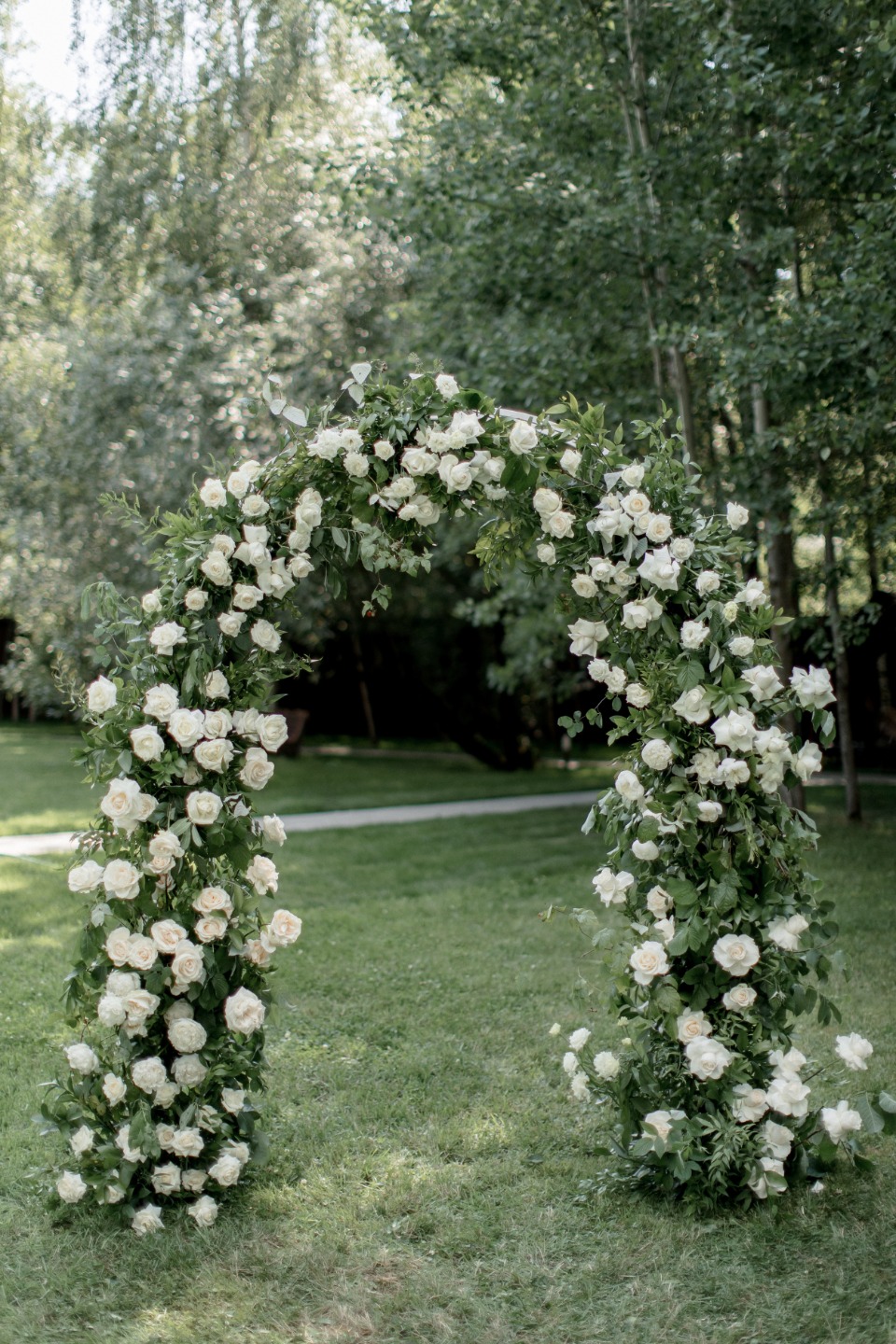Романтичная свадьба с аркой из роз