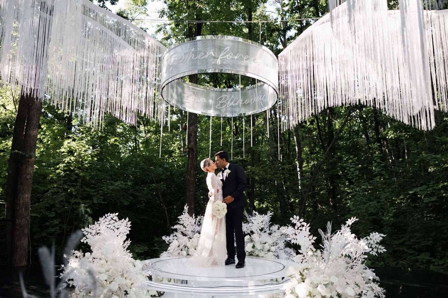 Масштаб любви: интернациональная свадьба с белоснежным декором