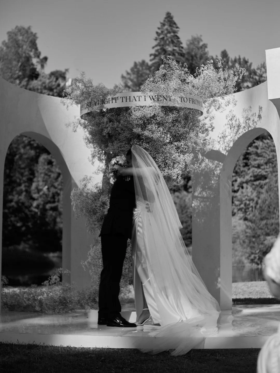 ФОТО ИЗ СТАТЬИ: Энергия неба и воздуха: романтичная свадьба в светлой гамме