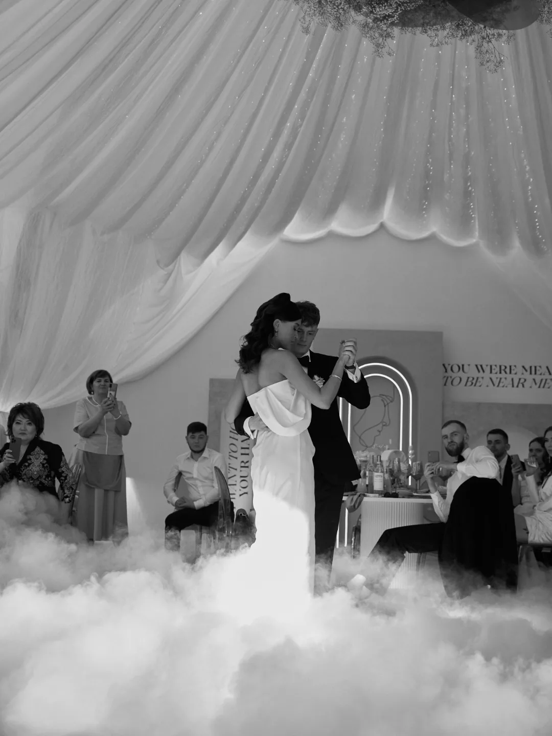 ФОТО ИЗ СТАТЬИ: Энергия неба и воздуха: романтичная свадьба в светлой гамме